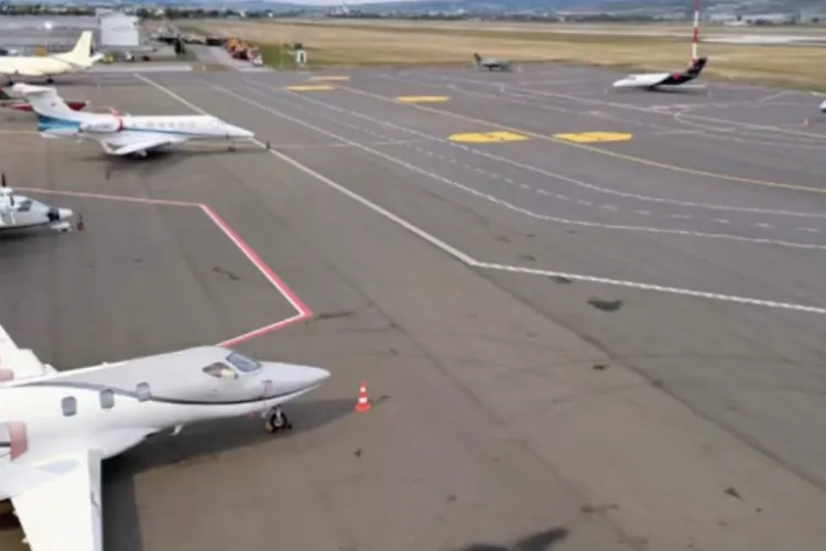 VIDEO. Record istoric la Aeroportul din Cluj! 23 de avioane parcate în același timp, în noaptea de 8 spre 9 august. Cifrele care spun tot despre Cluj