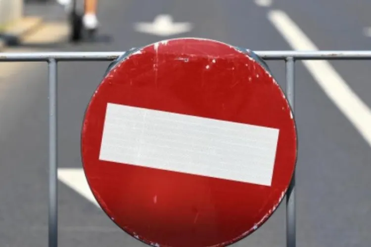 Atenție, șoferi clujeni! Restricții în trafic chiar în centrul Clujului: Piața Avram Iancu și Bulevardul Eroilor se mâine, pentru defilarea plutoanelor