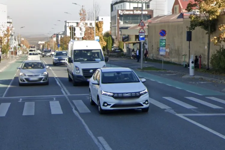 Clujeancă la un pas de tragedie pe o stradă din Cluj-Napoca: A traversat pe verde, dar trei mașini nu au oprit. „Există un risc real să fii călcat”