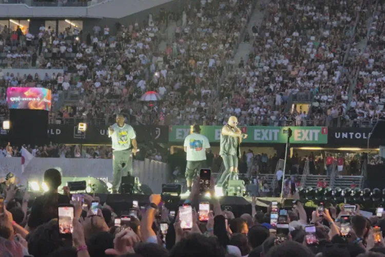 VIDEO. Flo Rida, show de zile mari la UNTOLD. A aruncat cu trandafiri în public și a urcat zeci de fani pe scenă. Cadouri și hit pentru români
