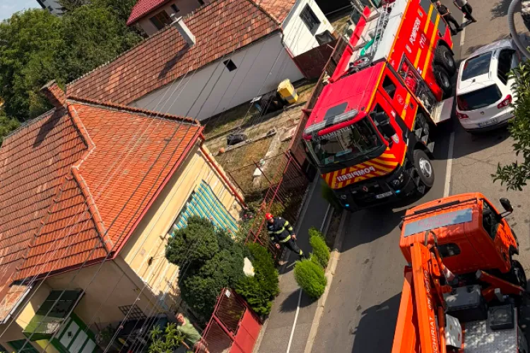 Panică pe o stradă din Cluj-Napoca! Un incendiu a cuprins o casă! Pompierii au intervenit cu 3 autospeciale