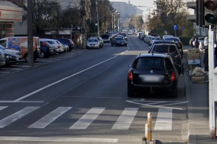 Trecerea de pietoni care nu duce nicăieri, în Cluj-Napoca. Bordurile prea înalte îi blochează pe părinții cu cărucior și pe oamenii în scaun rulant