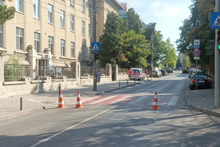 Avarie mare la apă pe strada Clinicilor din Cluj-Napoca! Este blocată complet, singurele mașini care mai au voie sunt ambulanțel