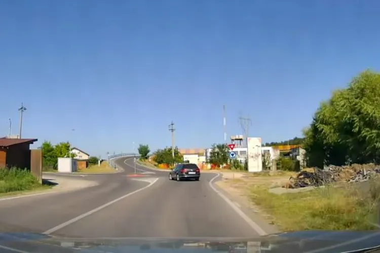 VIDEO. El e cel mai nepriceput șofer din Cluj? A făcut o „românească” deși era deja în sensul giratoriu: „De ce să îți riști permisul pentru 2 metri?”