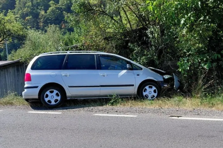 Accident pe DN1 E60, în Cluj: Cinci persoane, printre care un copil, au fost transportate la spital. Mașina a ieșit de pe șosea