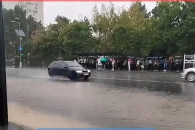 VIDEO. Ploaia torențială de azi a făcut prăpăd în Cluj-Napoca: Mașinile au „înotat” la propriu, iar clujenii nu mai știau unde să se adăpostească