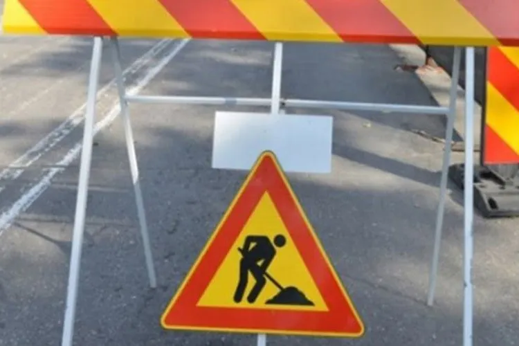Atenție, șoferi! Se închide o bandă pe un drum național din Cluj. Mașinile trec pe câte un sens, iar așteptarea la semafor ajunge la 3 minute