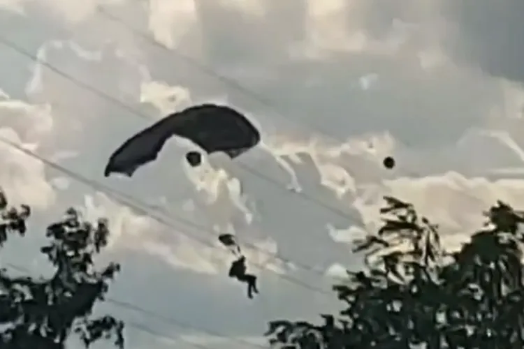 VIDEO. Parașutist din Forțele Speciale, rămas agățat de firele de înaltă tensiune. Alți 10 au sărit odată cu el. Un alt militar a fost rănit