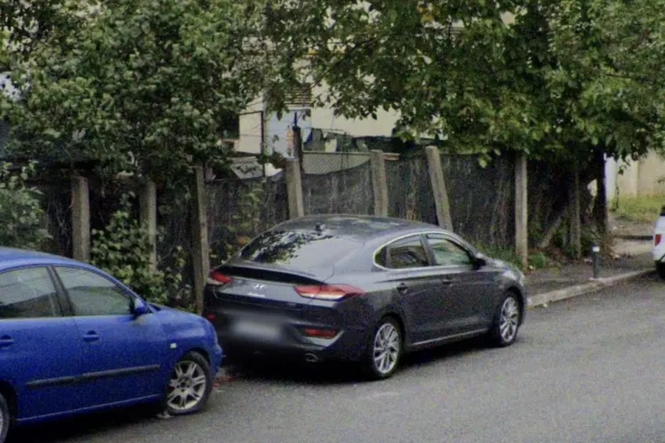 Mașini abandonate de luni de zile blochează trotuarele din Cluj-Napoca! Pietonii ajung să meargă printre mașini: „Siguranța e în pericol”