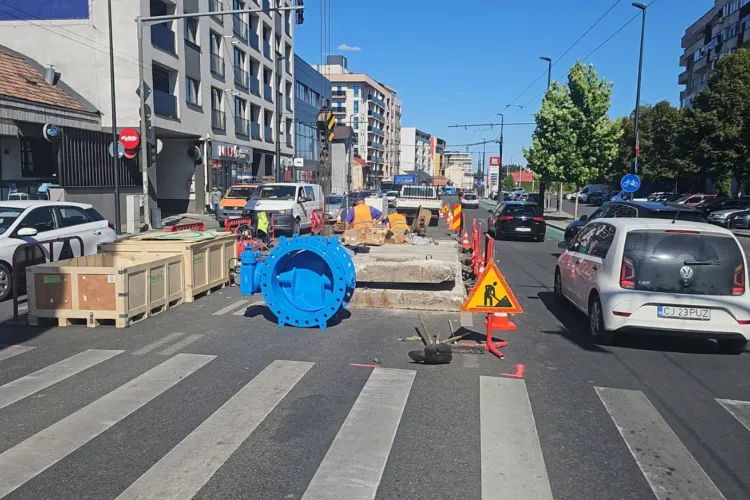 Avarie importantă la rețeaua de apă în Cluj-Napoca! Echipele Companiei de Apă Someș lucrează de urgență, iar traficul a fost restricționat în zonă