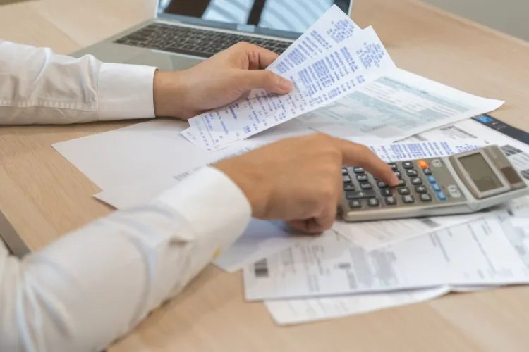 Semnal de alarmă de la BNR: Inflația rămâne mare, iar economia României nu-și mai revine cum se spera. Salariile cresc tot mai încet, iar prețurile cresc