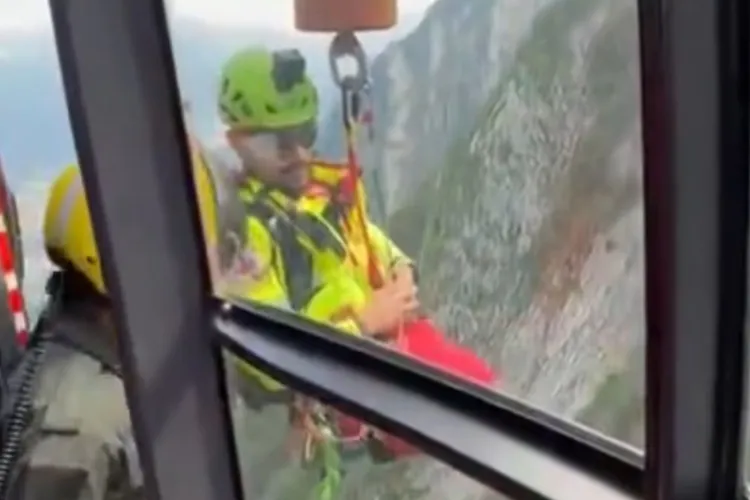 VIDEO. Trei tineri, recuperați cu elicopterul de pe munte după ce au rămas blocați pe un traseu nemarcat: Inconștiența era să-i coste scump