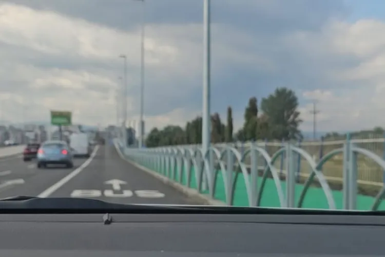 Taximetriștii din Cluj, nervoși pe polițiștii locali după inaugurarea noii benzi dedicate: „Ne-au oprit azi. Legea nu îi interesează. Vom face plângeri”