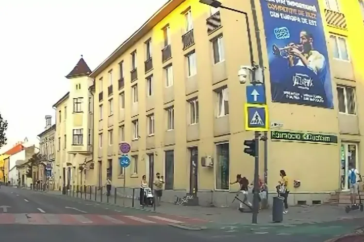 VIDEO. Scene cu „nervi” în centrul Clujului: Un trotinetist intră într-o femeie pe trotuar. Reacția ei? Îl îmbrâncește. Cine a greșit mai tare?