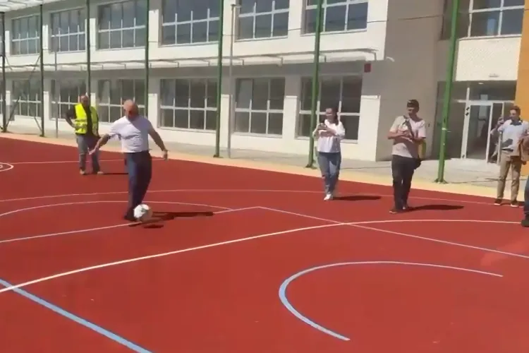 VIDEO. Primarul Boc, nemulțumit grav de „fotbalistul” Boc după ce a ratat „grav” un penalty: „Aoleu, ce proastă execuție!”