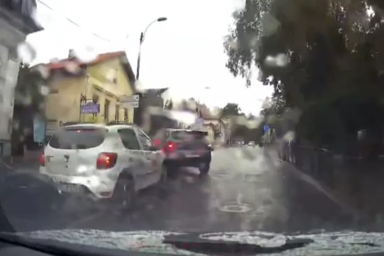VIDEO. Accident evitat în ultima clipă la Cluj! Un șofer a tăiat brusc calea mai multor mașini