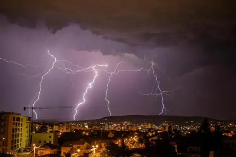 Cod galben de furtuni în Cluj! Meteorologii anunță verse torențiale, vijelii și grindină în următoarele ore