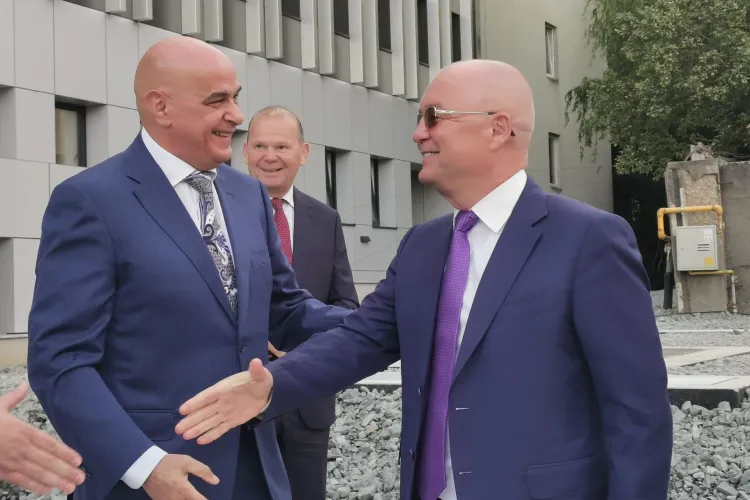 VIDEO. Emil Boc, „diriginte de șantier” la noul Centru de Neurochirurgie: „Ani de zile am trecut în fiecare dimineață și raportam domnului Florian”