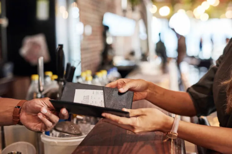 Nota de plată i-a stricat seara unui clujean: Ce a descoperit când a primit bonul și de ce ar putea restaurantul să riște o amendă de mii de lei