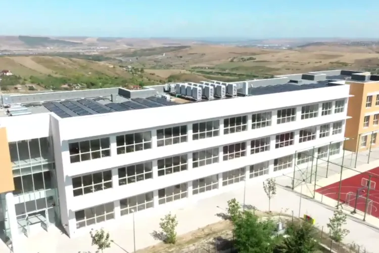 VIDEO: Liceul și sala de sport din cartierul Borhanci din Cluj sunt gata! Investiție de 8,4 milioane de euro. Elevii nu pot intra, însă, în clase!