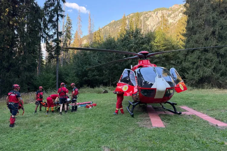 VIDEO. Clujean rănit grav după ce a căzut de pe o stâncă în timpul unei excursii pe munte cu soția și copiii. A fost luat de urgență cu elicopterul SMURD