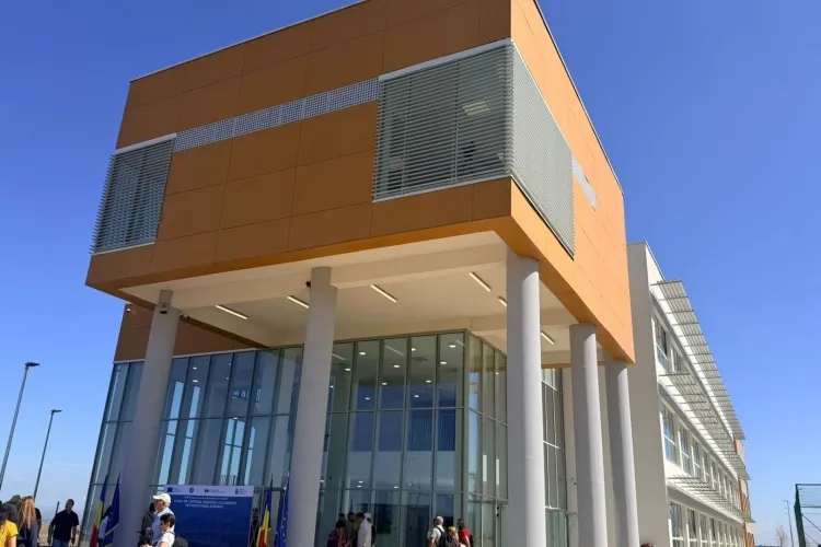 FOTO. Mega-investiție în educație la Cluj! S-a inaugurat noul hub educațional din Borhanci, cu liceu, sală de sport și proiecte pentru toți copiii