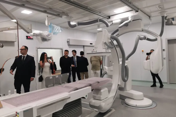 Premieră la Cluj! Pacienții cu accident vascular vor putea pleca din spital la 2 ore de la internare. Neuroangiograf biplanar la spitalul inaugurat azi