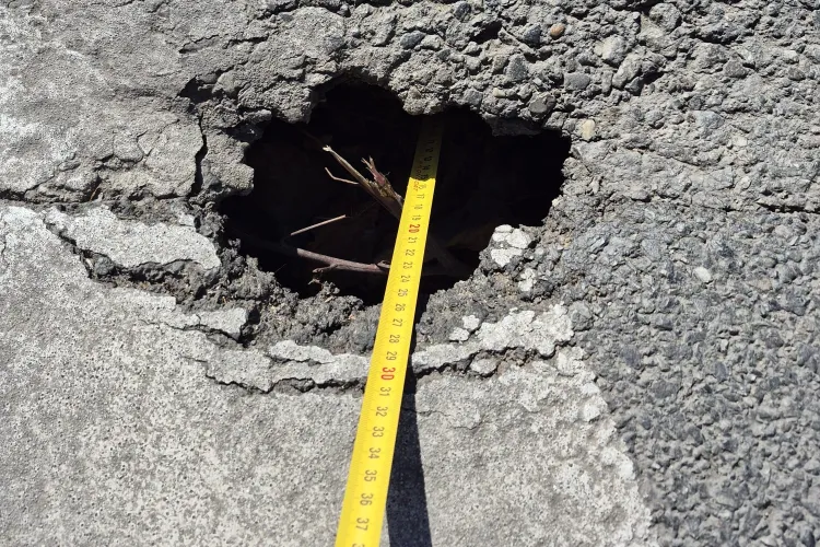 Atenție, șoferi! Groapă de 15 centimetri într-o intersecție intens circulată din Cluj