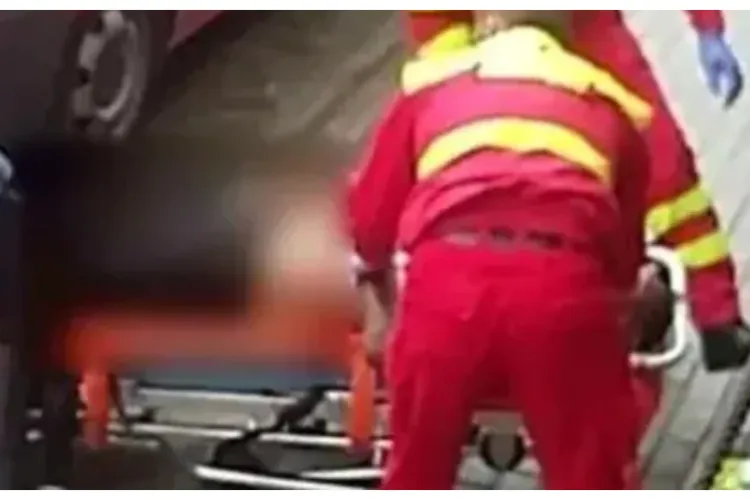 Sfârșit cumplit pentru un motociclist de 27 de ani! S-a izbit de un copac după ce a coborât o pantă abruptă