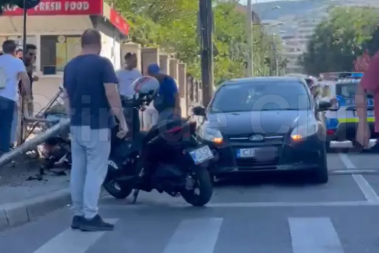 VIDEO. Accident în Cluj-Napoca, zona intersecției Siretului cu Aurel Vlaicu. Un indicator rutier a fost pus la pământ în urma impactului