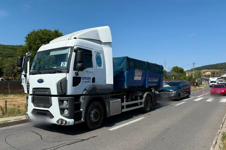 Accident violent în Cluj! Un autocamion și un microbuz s-au ciocnit: O femeie de 40 de ani, transportată de urgență la spital