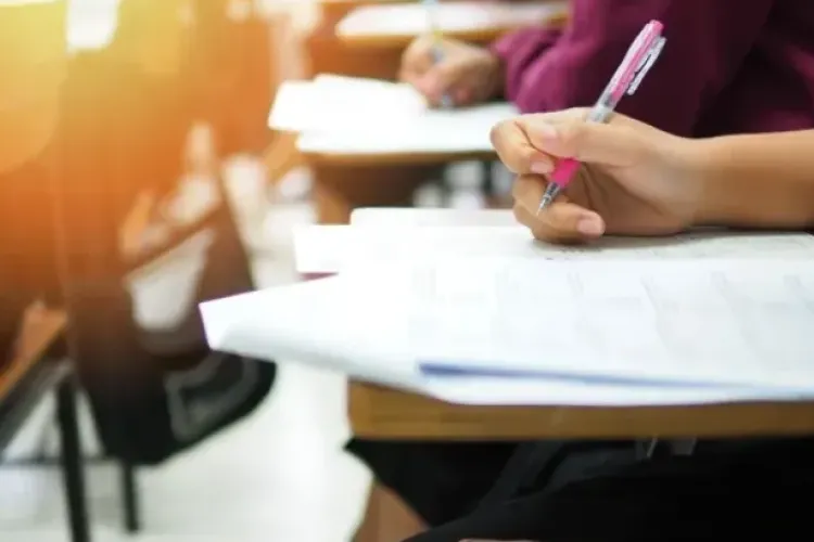 Emoții pentru viitorii liceeni! Admiterea pentru clasa a 9-a, în aer: „Parlamentul decide”
