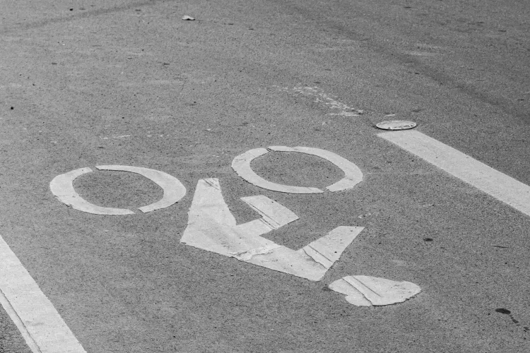 Scandal pe pista de biciclete din Cluj! Asfaltul nou are denivelări, iar o groapă a apărut deja, susține un clujean