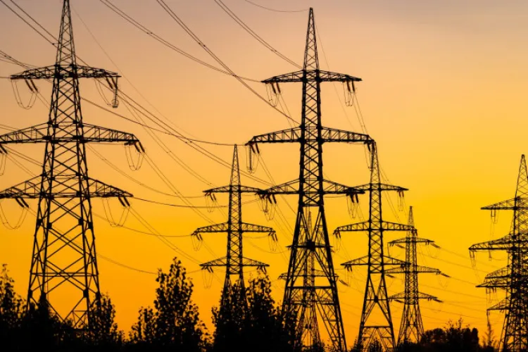 Scandal în energie! Investiții gata de funcționare, ținute pe tușă de ANRE: peste 250 de cereri zac nesoluționate, în timp ce facturile cresc
