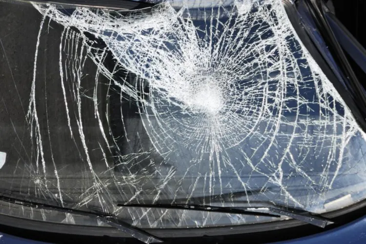 Un tânăr beat criță și fără permis, un tânăr a furat o mașină din Cluj! A fost prins de polițiști cu parbrizul spart și cu un complice lângă el