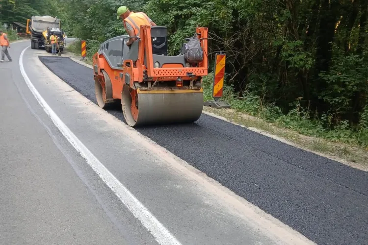 Drumul pe care ies zilnic navetiștii din Cluj intră în lucru: Consiliul Județean a început frezarea și plombarea gropilor pe 13 kilometri