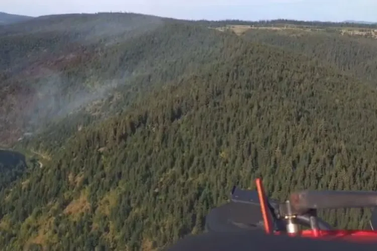 VIDEO. Pompierii continuă lupta cu focarele la Mărișel pentru a 4-a zi la rând. Incendiul se intensifică din cauza temperaturilor ridicate