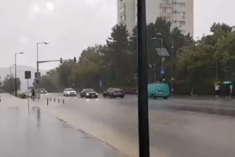 VIDEO Clujul, luat prin surprindere de ploaia torențială! Străzile au fost inundate în câteva minute