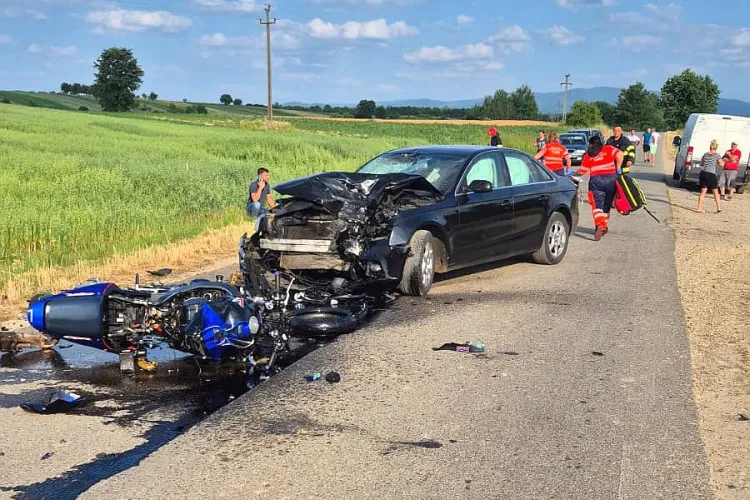 Accident grav la marginea Clujului. O mașină și două motociclete s-au ciocnit. Două victime au ajuns la spital
