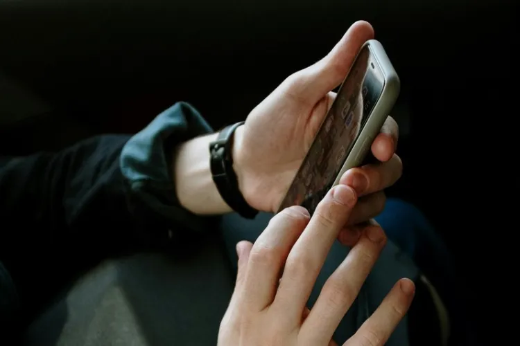 O clujeancă a luat un taxi și tot ea a „primit” bani! I-a furat telefonul taximetristului și l-a amanetat cu prima ocazie: Ce pedeapsă a primit