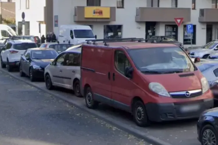 Clujenii, obligați să facă slalom printre mașini! Trotuarele din Cluj-Napoca sunt ocupate constant de șoferi: „Au trecut luni și nu s-a schimbat nimic”