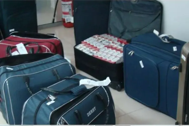 Captură-record pe Aeroportul Cluj. Trei călători aveau în bagaje zeci de mii de țigări. Un alt pasager avea 24 de kilograme de tutun de mestecat
