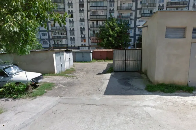 Pericol lângă o școală din Cluj! Un garaj de pe strada Pasteur riscă să se prăbușească în curtea instituției