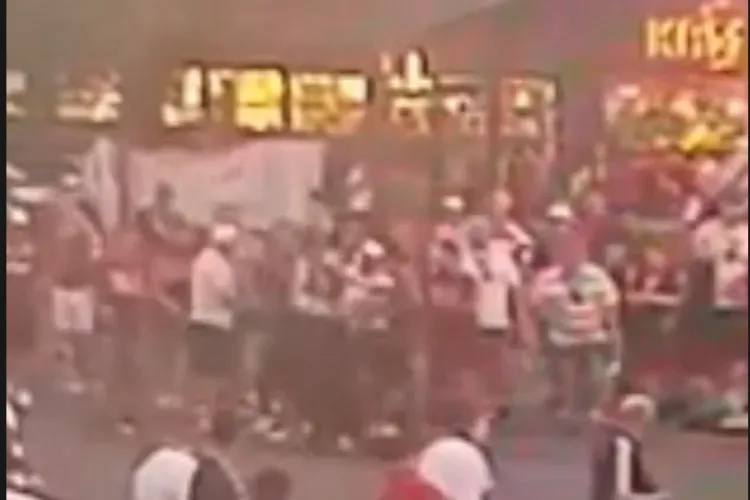 VIDEO. Bărbat, bătut cu pumnii și picioarele de suporteri înaintea meciului Rapid-CFR Cluj, pentru că iubita lui îi filma. Patru bătăuși, reținuți