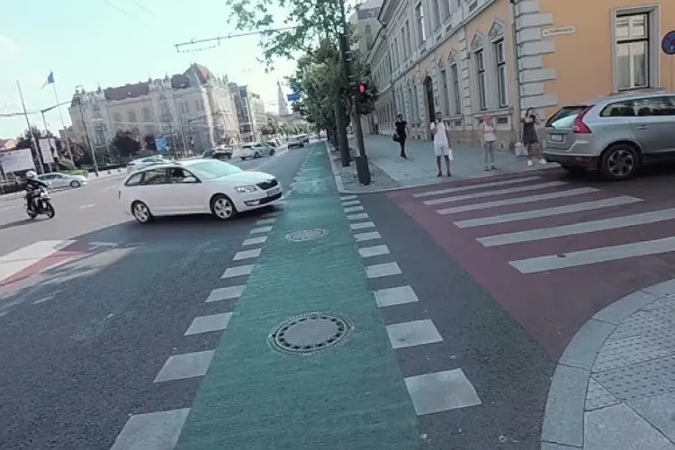 Pista de biciclete de pe 21 Decembrie, afectată de traficul greu. Un clujean reclamă starea asfaltului