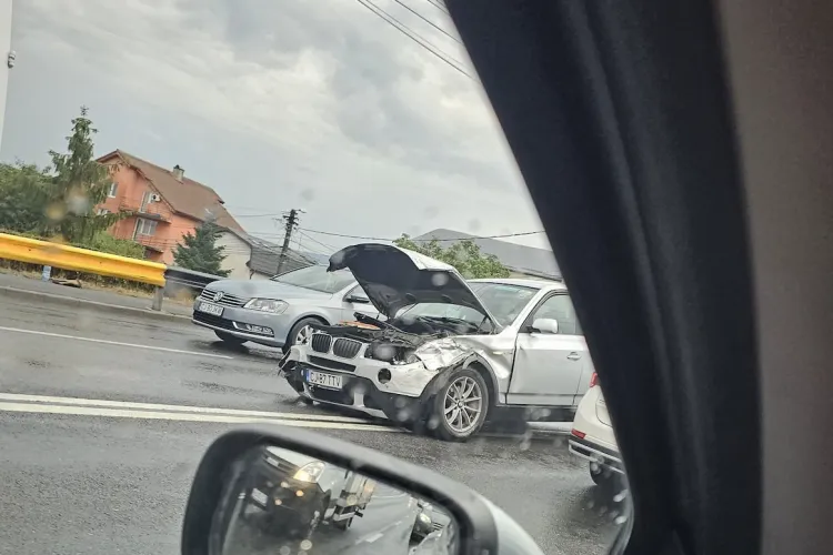Accident violent în Cluj! Un BMW a fost făcut praf în această dimineață: „E prea îngust cu două benzi pe sens!”