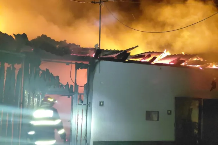 Incendiu devastator într-o localitate clujeană. O fermă a ars în totalitate. Doi oameni au avut nevoie de îngrijiri medicale