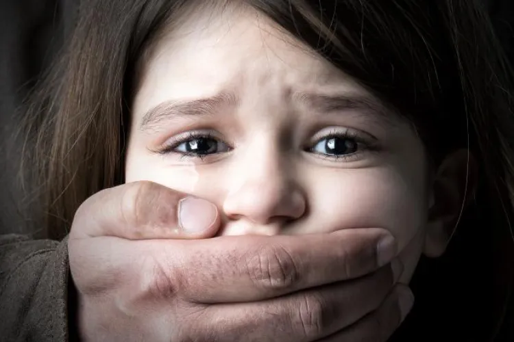 Coșmar de doi ani pentru o fetiță de doar 10 ani din Cluj! Un bărbat a abuzat-o și amenințat-o de multiple ori: „O omor, îi tai tendoanele și limba”