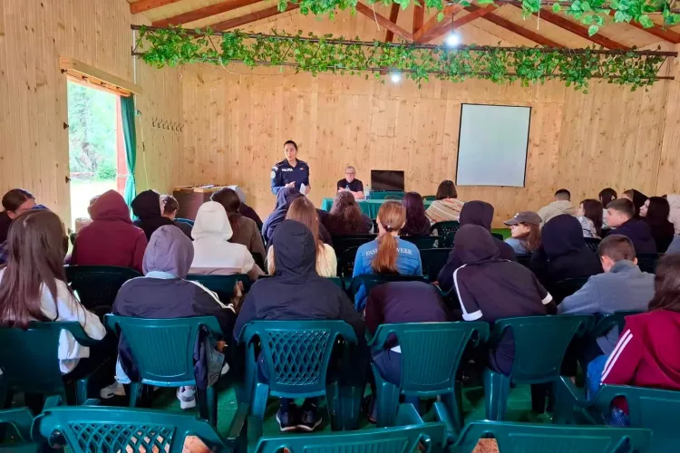 Copiii români din străinătate, învățați de polițiștii clujeni cum să se apere: Traficul de persoane și substanțele interzise, printre temele discutate