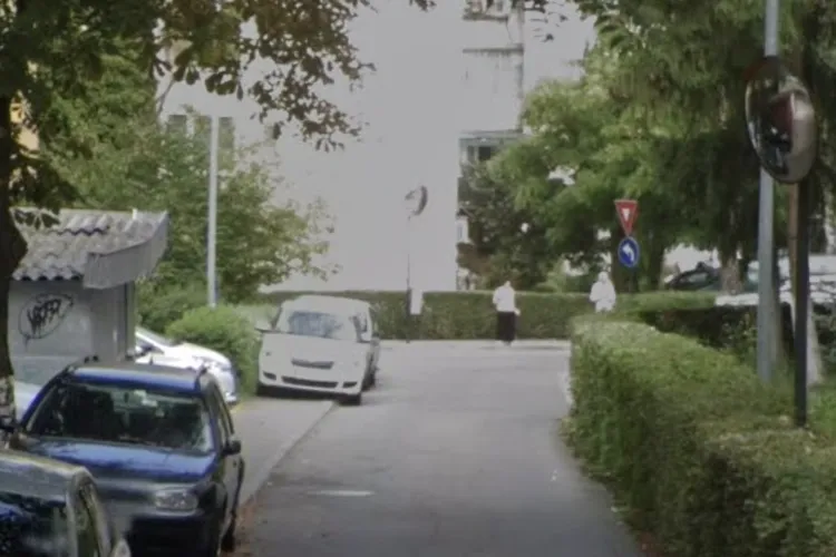 Un clujean cu doi copii trage un semnal de alarmă: Aleea dintre blocuri a devenit autostradă pentru șoferii grăbiți. „Era să mă lovească de mai multe ori!”